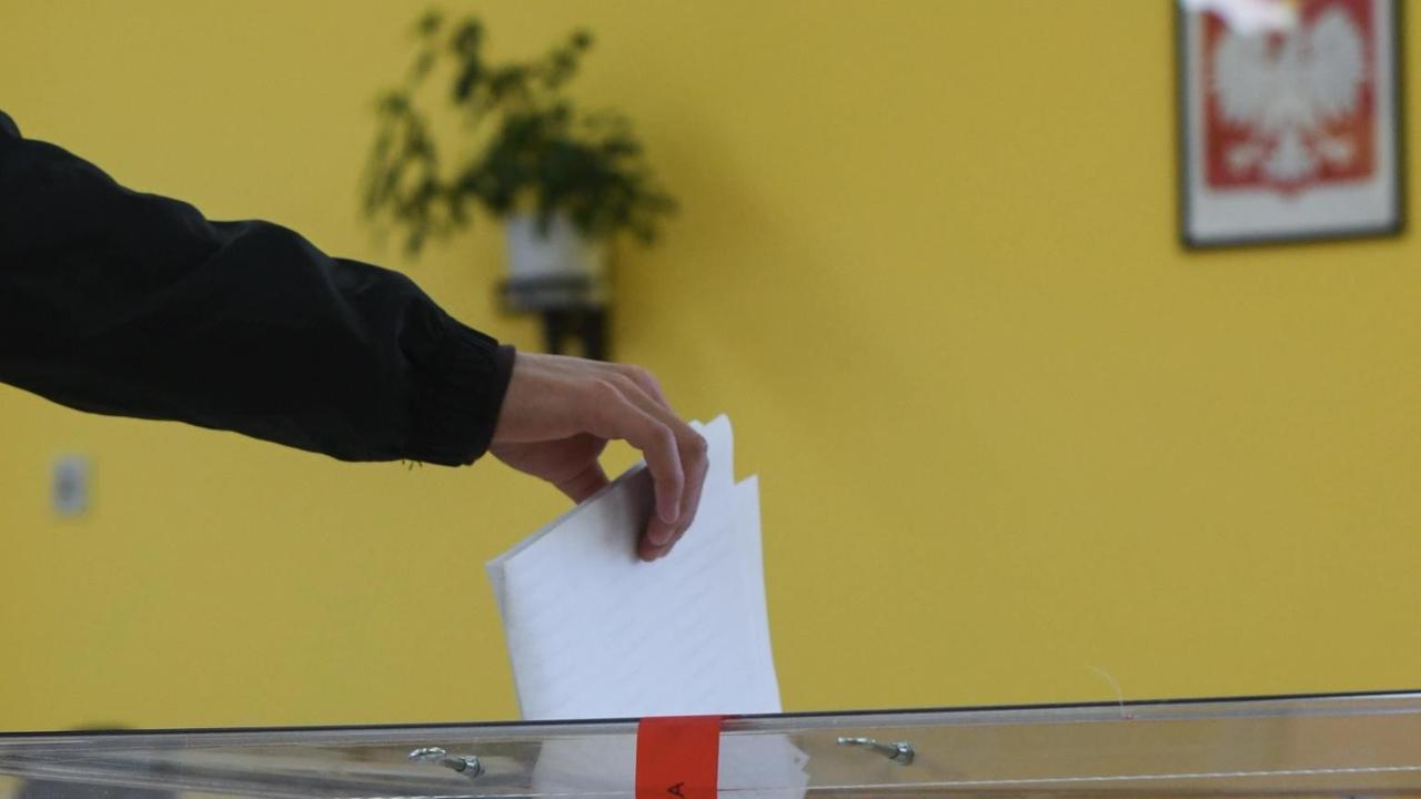 Eine Frau steckt am 13. Oktober 2019 ihren Wahlzettel in eine Wahlurne Eine Frau steckt am 13. Oktober 2019 ihren Wahlzettel in eine Wahlurne