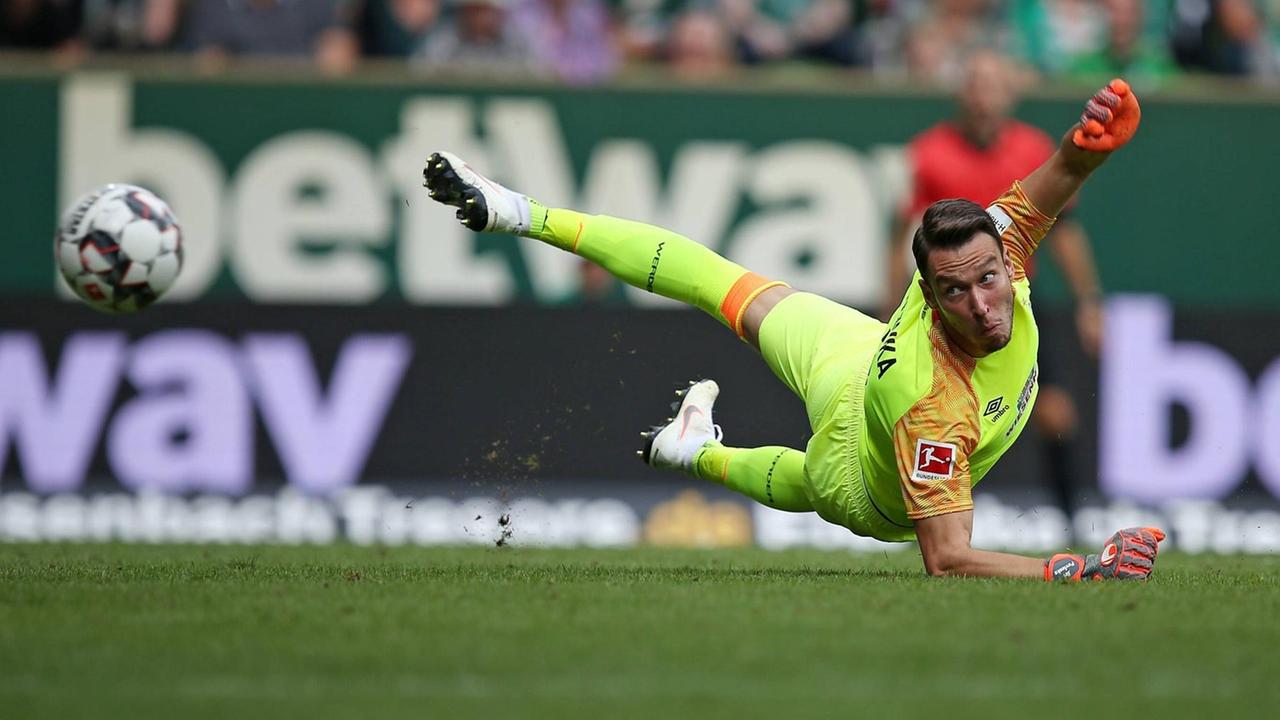 (Werder Bremen) pariert einen Torschuss. (Werder Bremen) pariert einen Torschuss.