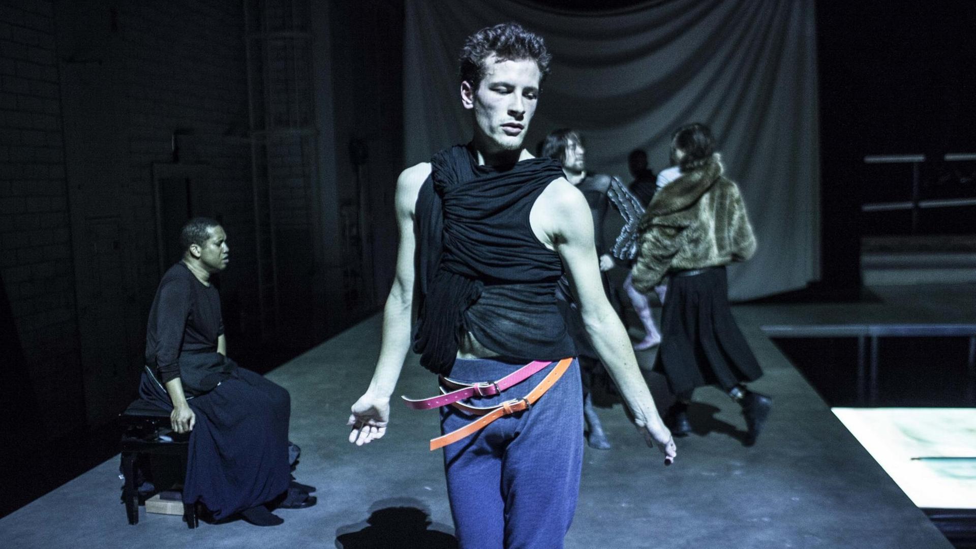 Der Choreograph Trajal Harrell und seine Tänzer Max Krause, Ondrej Vidlar, Cecil Loresand bei der Aufführung Juliet&Romeo an den Münchner Kammerspielen. Der Choreograph Trajal Harrell und seine Tänzer Max Krause, Ondrej Vidlar, Cecil Loresand bei der Aufführung Juliet&Romeo an den Münchner Kammerspielen.