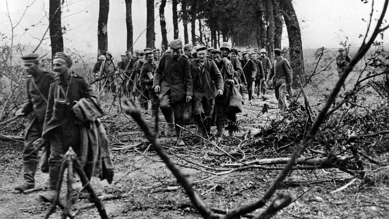 Schlacht von Amiens: Deutsche Kriegsgefangene werden weggeführt (1918) Schlacht von Amiens: Deutsche Kriegsgefangene werden weggeführt (1918)