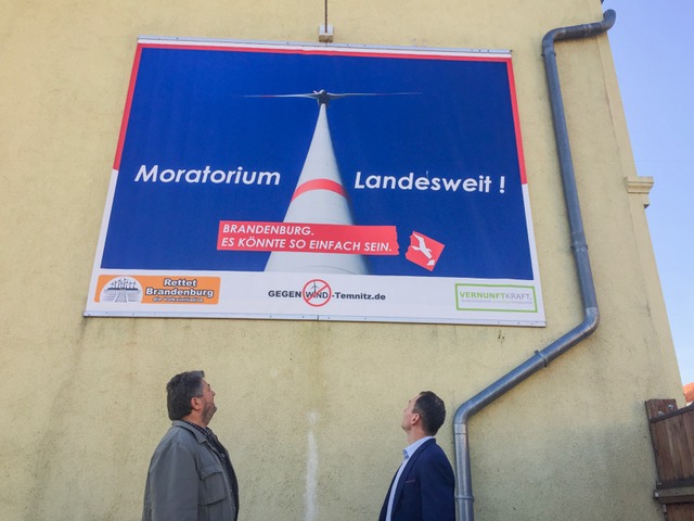 Der ehrenamtliche Bürgermeister Thomas Voigt der Gemeinde Temnitztal in Brandenburg mit seinem Stellvertreter Michael Mann. Die Gemeinde wehrt sich gegen Windkraftanlagen.