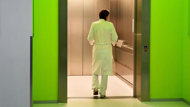 Eine Mitarbeiterin geht im "OncoRay - Nationales Zentrum für Strahlenforschung in der Onkologie" in Dresden (Sachsen) in einen Fahrstuhl der Einrichtung. OncoRay wurde im Jahr 2004 als ein "Zentrum für Innovationskompetenz" gegründet. Ziel ist es, die Behandlung von Krebserkrankungen durch eine biologisch individualisierte, technologisch optimale Strahlentherapie entscheidend zu verbessern.