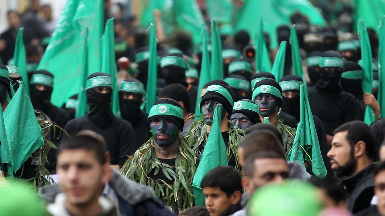 Kämpfer der Kassam-Brigaden (bewaffneter Arm der Hamas) im Dezember 2014 Kämpfer der Kassam-Brigaden (bewaffneter Arm der Hamas) im Dezember 2014