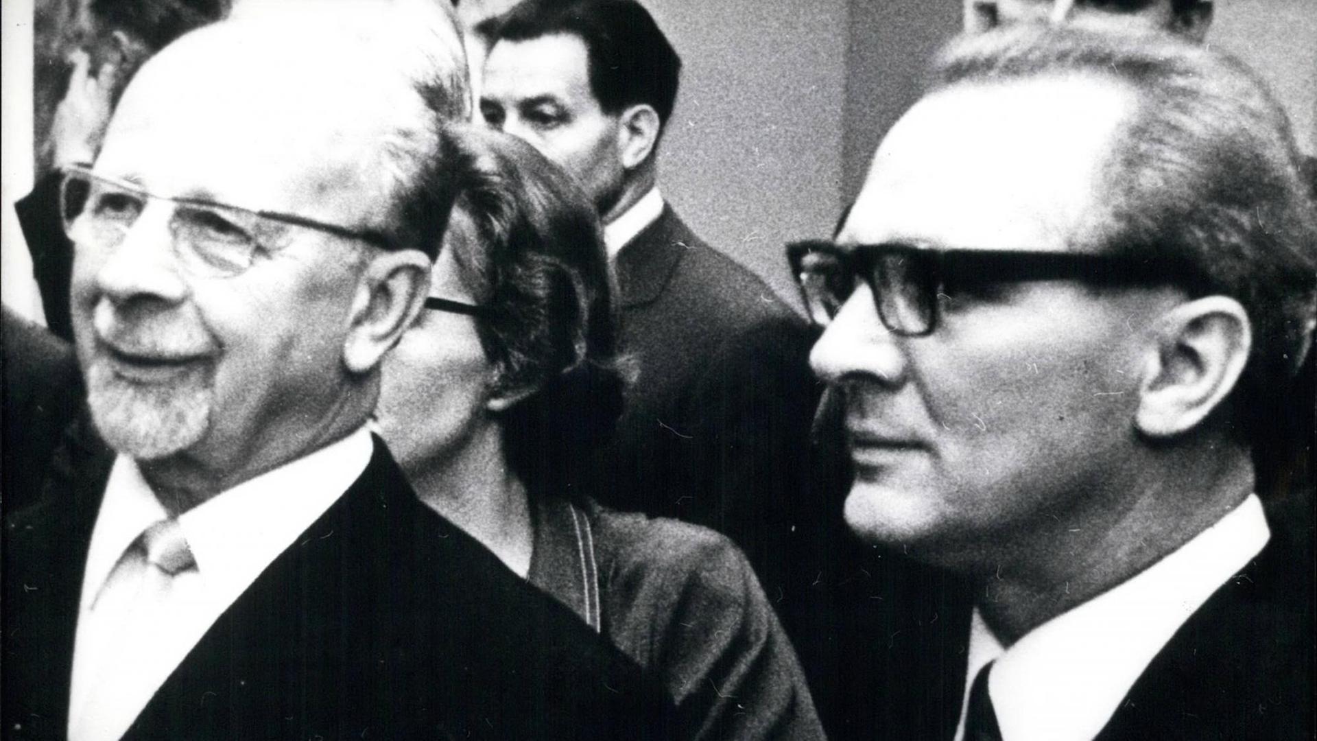 Ein Schwarzweiß-Foto zeigt zwei ältere, bebrillte Herren im Anzug und weißem Hemd nebeneinander stehend Hier schritten sie noch einmal Seit an Seit. Zwei Tage bevor dieses Bild am 5. Mai 971 entstand, hatte Walter Ulbricht (links) maßgeblich auf Betreiben Erich Honeckers, diesem den SED-Chefsessel übergeben müssen. Central comitee As to a Report of ADM The News Agency of East Berlin Ulbricht asked during a Session The CC Central Committee of The SED to dispense HIM from His Function As First Secretary because of Age Limit ON June 30th he will Be 78 Years Old The CC Elected Erich As successor Secretary of The CC and member of The Ulbricht will Hold His Function As Chairman of The Privy Council Photo Shows Walter Ulbricht and Erich Honecker r PUBLICATIONxINxGERxONLY ZUMAk09 Ein Schwarzweiß-Foto zeigt zwei ältere, bebrillte Herren im Anzug und weißem Hemd nebeneinander stehend Hier schritten sie noch einmal Seit an Seit. Zwei Tage bevor dieses Bild am 5. Mai 971 entstand, hatte Walter Ulbricht (links) maßgeblich auf Betreiben Erich Honeckers, diesem den SED-Chefsessel übergeben müssen. Central comitee As to a Report of ADM The News Agency of East Berlin Ulbricht asked during a Session The CC Central Committee of The SED to dispense HIM from His Function As First Secretary because of Age Limit ON June 30th he will Be 78 Years Old The CC Elected Erich As successor Secretary of The CC and member of The Ulbricht will Hold His Function As Chairman of The Privy Council Photo Shows Walter Ulbricht and Erich Honecker r PUBLICATIONxINxGERxONLY ZUMAk09