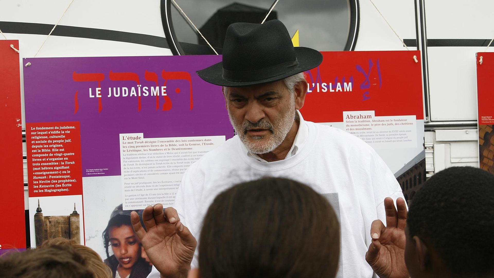 Rabbi Michel Serfaty mit Schulkindern vor seinem Bus Rabbi Michel Serfaty mit Schulkindern vor seinem Bus