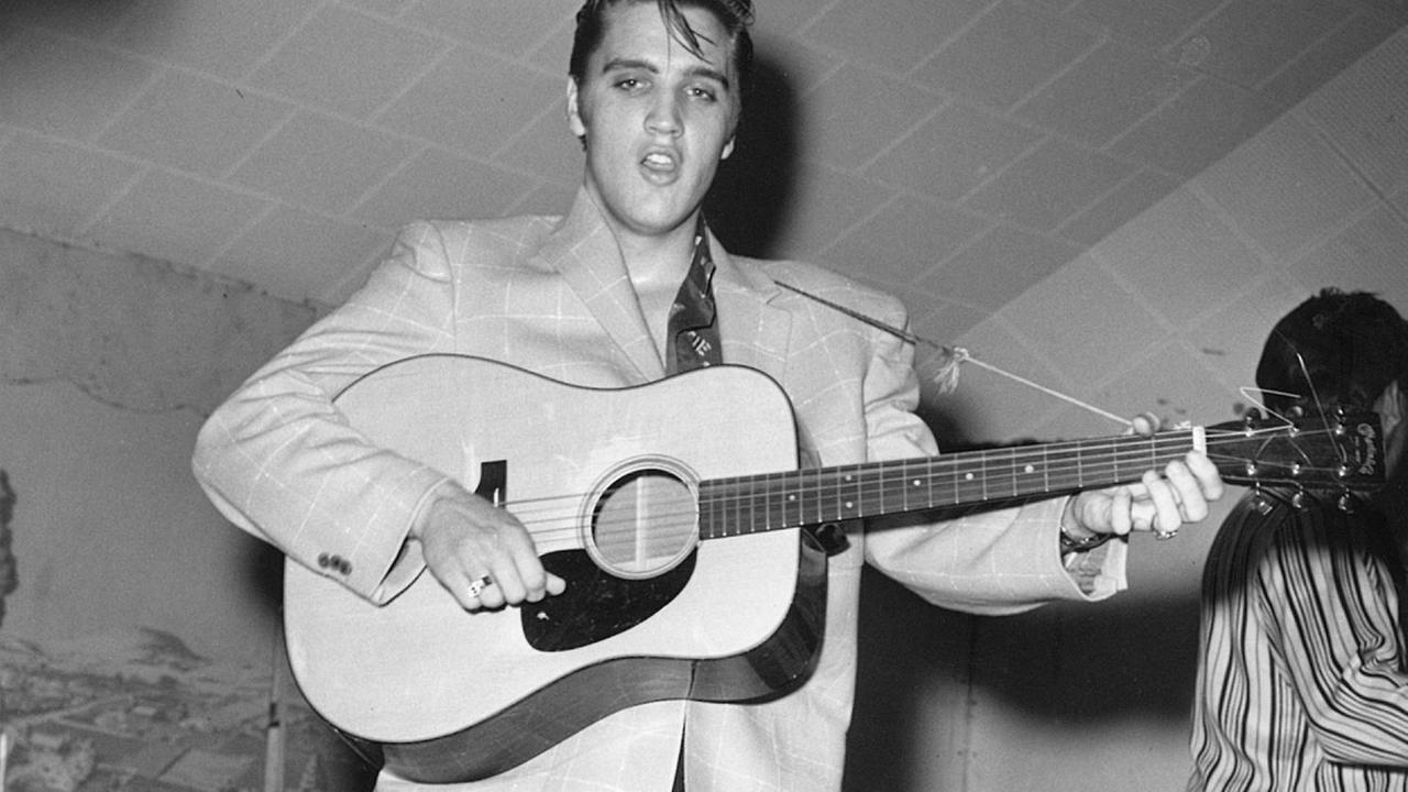 Elvis spielt Gitarre bei einem Konzert in Texas. Elvis spielt Gitarre bei einem Konzert in Texas.