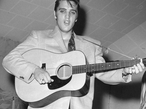Elvis spielt Gitarre bei einem Konzert in Texas.