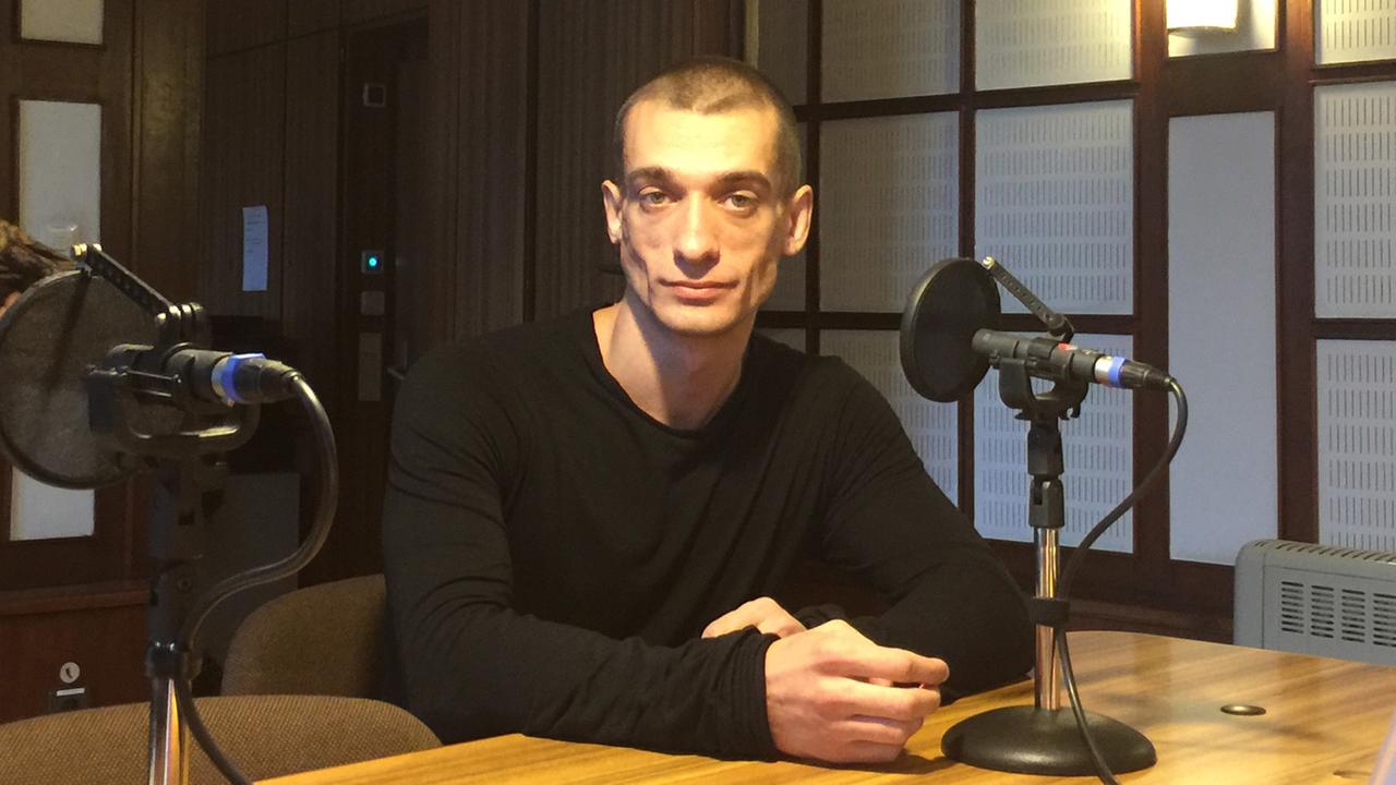 Der russische Künstler Pjotr Pawlenski in einem Studio von Deutschlandradio Kultur Der russische Künstler Pjotr Pawlenski in einem Studio von Deutschlandradio Kultur