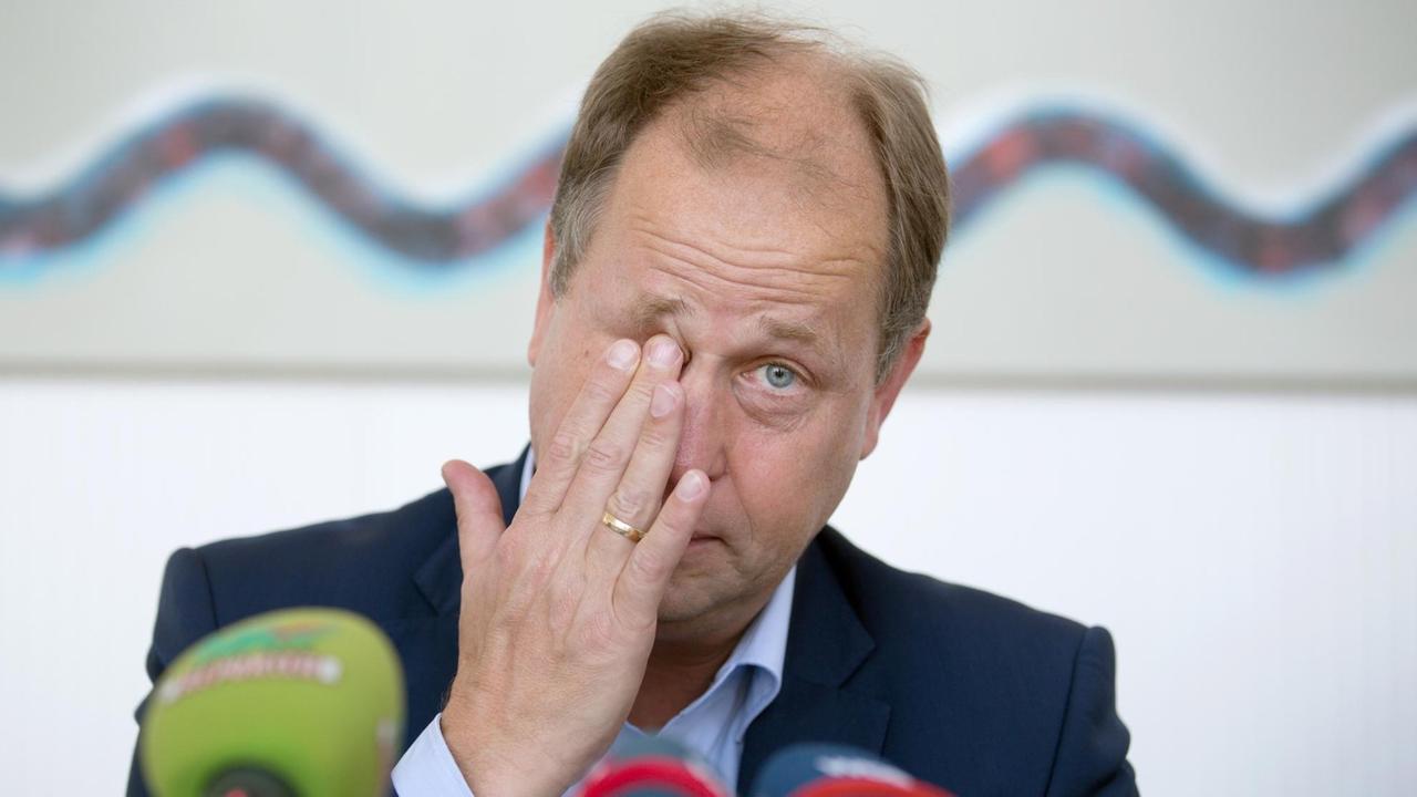 Joachim Stamp, Minister für Integration in NRW, reibt sich während eines Pressegespräches, in dem er auch zur Abschiebung des Ex-Leibwächters des getöteten Al-Kaida-Chefs bin Laden befragt wurde, sein Auge. Joachim Stamp, Minister für Integration in NRW, reibt sich während eines Pressegespräches, in dem er auch zur Abschiebung des Ex-Leibwächters des getöteten Al-Kaida-Chefs bin Laden befragt wurde, sein Auge.