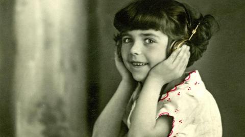 Kind hört Radio (circa 1922)