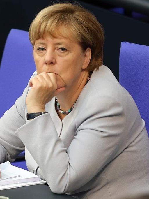 Bundeskanzlerin Angela Merkel (CDU) verfolgt am 08.09.2016 während der Fortsetzung der Haushaltswoche des Deutschen Bundestages in Berlin die Rede von Bundeswirtschaftsminister Sigmar Gabriel (SPD).