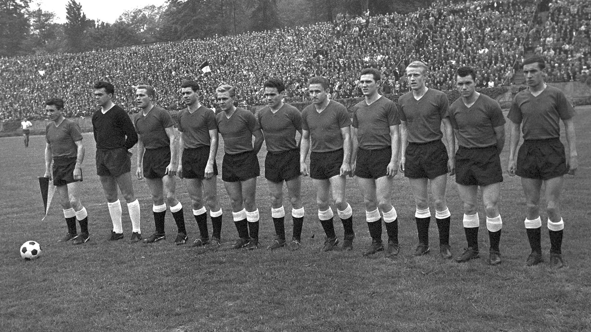 Historische Aufnahme aus der Saison 1962/63: Mit einem 3:0 - Sieg über den deutschen Ex-Meister Hamburger SV sorgte der Südwest-Zweite Borussia Neunkirchen am ersten Endrunden Spieltag für eine große Sensation. Hier stellt sich die Mannschaft von Borussia Neunkirchen vor dem Anpfiff auf (v. l. n. r): Karl Ringel, Horst Kirsch, Günter Kuntz, Horst Berg, Elmar May, Paul Pidancet, Erich Leist, Achim Melcher, Günter Schröder, Hans Schreier, Dieter Schock. Historische Aufnahme aus der Saison 1962/63: Mit einem 3:0 - Sieg über den deutschen Ex-Meister Hamburger SV sorgte der Südwest-Zweite Borussia Neunkirchen am ersten Endrunden Spieltag für eine große Sensation. Hier stellt sich die Mannschaft von Borussia Neunkirchen vor dem Anpfiff auf (v. l. n. r): Karl Ringel, Horst Kirsch, Günter Kuntz, Horst Berg, Elmar May, Paul Pidancet, Erich Leist, Achim Melcher, Günter Schröder, Hans Schreier, Dieter Schock.