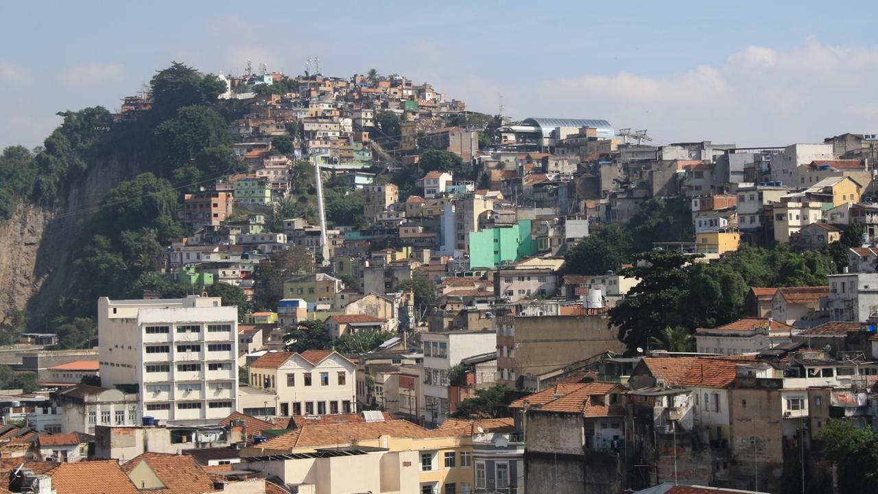Blick von unten auf die Favela Morro da Providencia