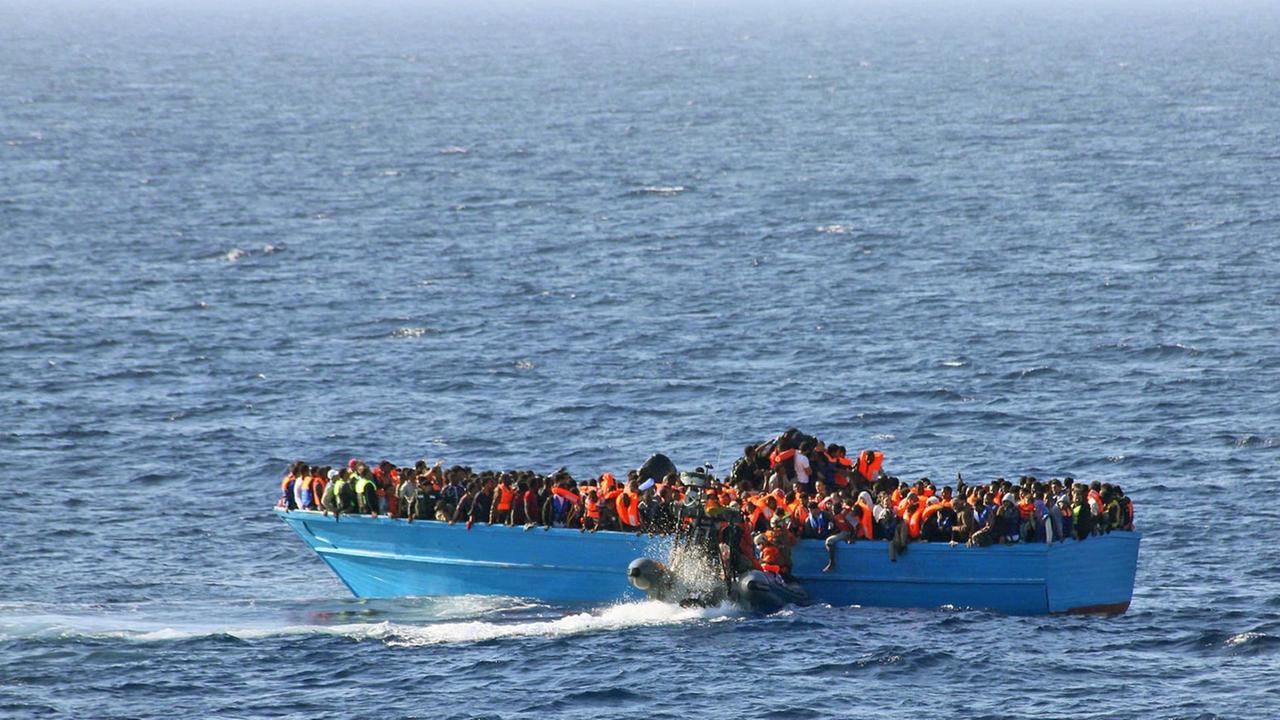 Am 21.06.2015 rettete die Fregatte Schleswig-Holstein vor der libyschen Küste Hunderte Menschen aus einem Holzboot.