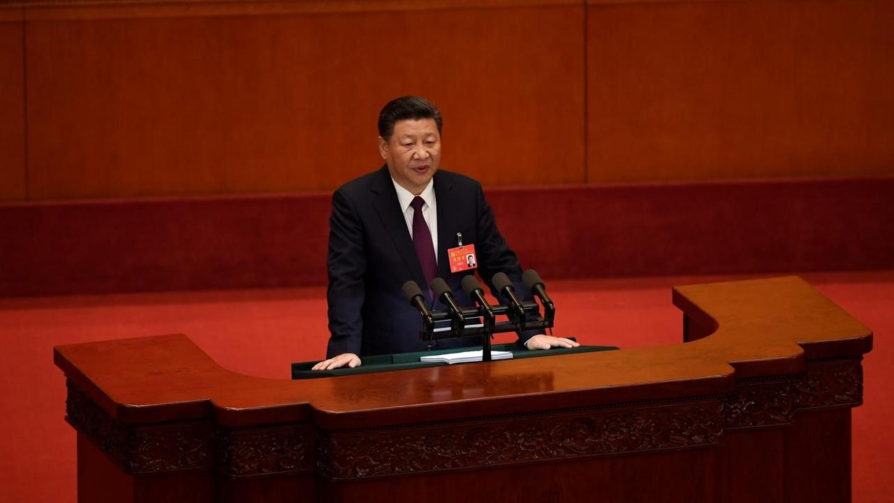 Staats- und Parteichef Xi Jinping spricht zu den etwa 2.300 Delegierten auf dem Parteikongress in Peking Staats- und Parteichef Xi Jinping spricht zu den etwa 2.300 Delegierten auf dem Parteikongress in Peking