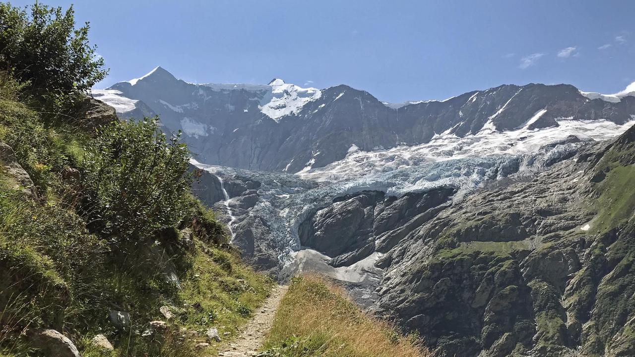 Der Weg zur Schreckhornhütte bietet großartige Ausblicke wie hier auf die Fischerhörner Der Weg zur Schreckhornhütte bietet großartige Ausblicke wie hier auf die Fischerhörner