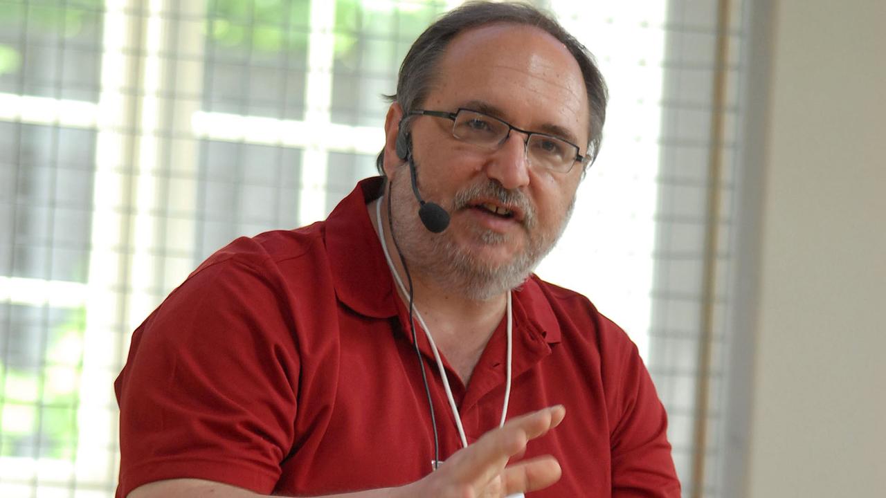 Der US-amerikanischer Softwareentwickler und Autor spricht auf einer Konferenz Der US-amerikanischer Softwareentwickler und Autor spricht auf einer Konferenz