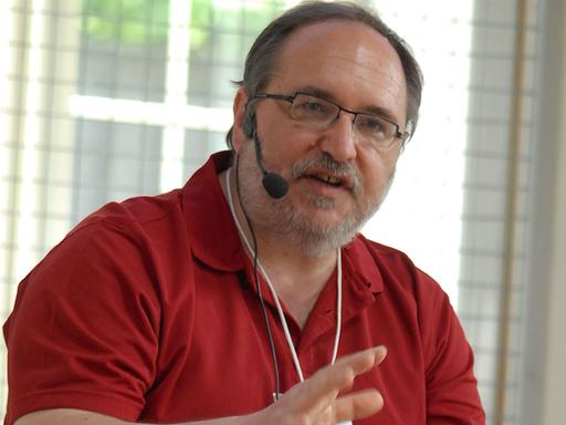 Der US-amerikanischer Softwareentwickler und Autor spricht auf einer Konferenz