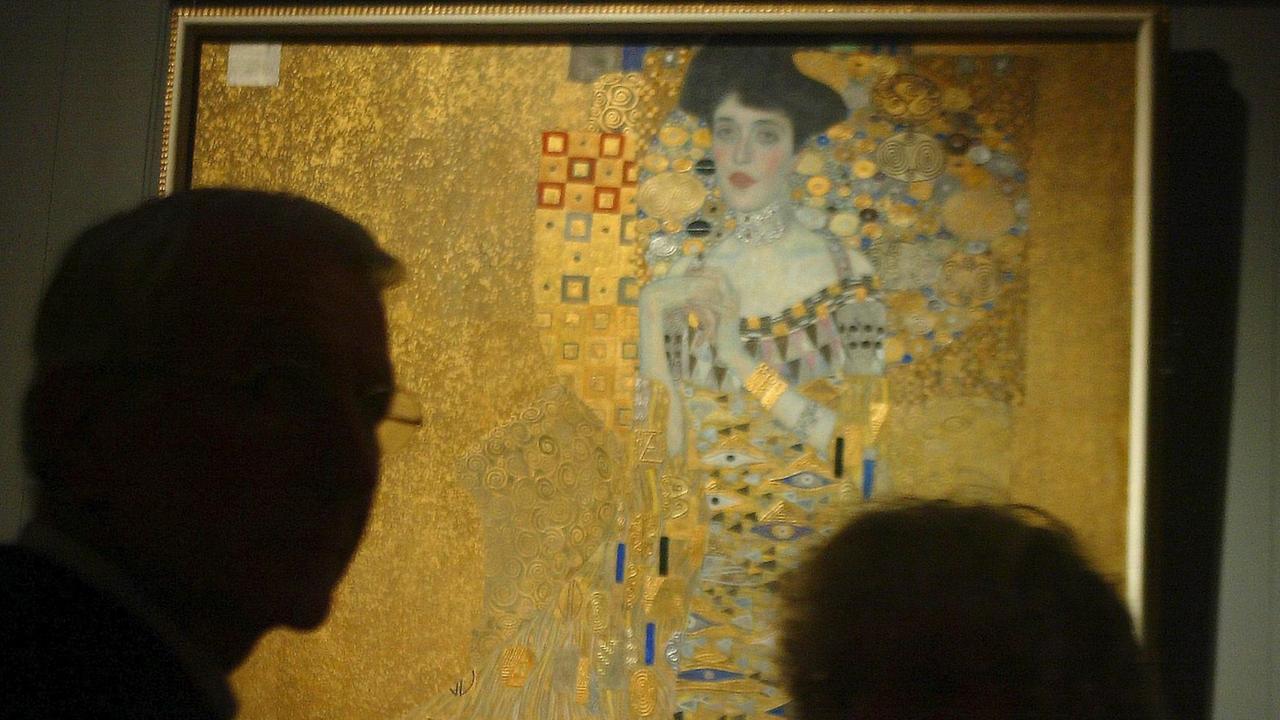 Das im Jahr 1907 von Gustav Klimt gemalte Porträt "Adele Bloch-Bauer": Das Porträt des österreichischen Malers Gustav Klimt (1862 - 1918) würde für 135 Millionen Dollar gekauft. Das im Jahr 1907 von Gustav Klimt gemalte Porträt "Adele Bloch-Bauer": Das Porträt des österreichischen Malers Gustav Klimt (1862 - 1918) würde für 135 Millionen Dollar gekauft.