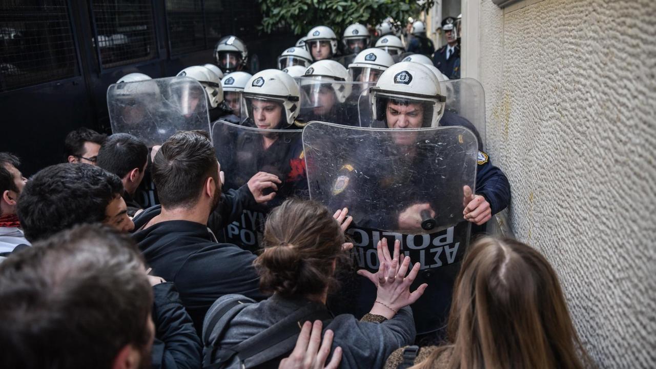 Demonstranten und Polizisten bei einer handgreiflichen Auseinandersetzung vor einem Notarbüro in Athen, wo elektronische Versteigerungen von Häusern vorgenommen werden sollten Demonstranten und Polizisten bei einer handgreiflichen Auseinandersetzung vor einem Notarbüro in Athen, wo elektronische Versteigerungen von Häusern vorgenommen werden sollten