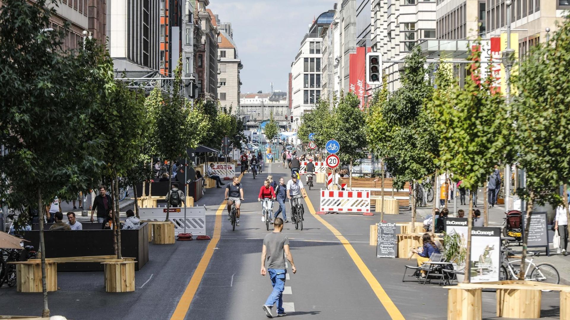 Radfahrer, Rollerfahrer und Fußgänger sind auf der autofreien Berliner Friedrichstrasse unterwegs. Auf einem 500 Meter langen Abschnitt ist der Verkehr für Autos bis Ende Januar 2021 gesperrt. Radfahrer, Rollerfahrer und Fußgänger sind auf der autofreien Berliner Friedrichstrasse unterwegs. Auf einem 500 Meter langen Abschnitt ist der Verkehr für Autos bis Ende Januar 2021 gesperrt.
