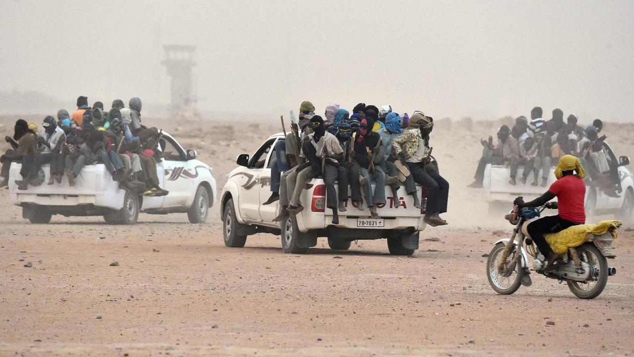 Flüchtlinge fahren von Agadez in Niger Richtung  Libyen, um von dort nach Europa zu gelangen.