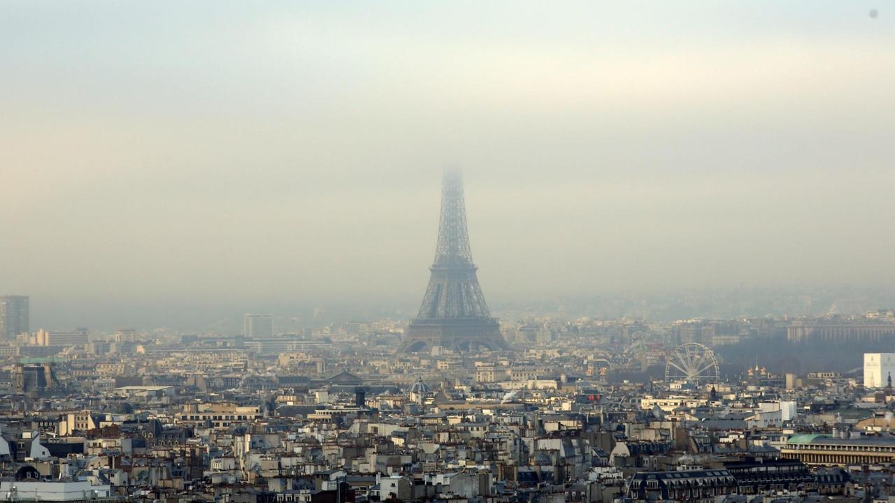 Paris liegt unter einer Smog-Glocke.