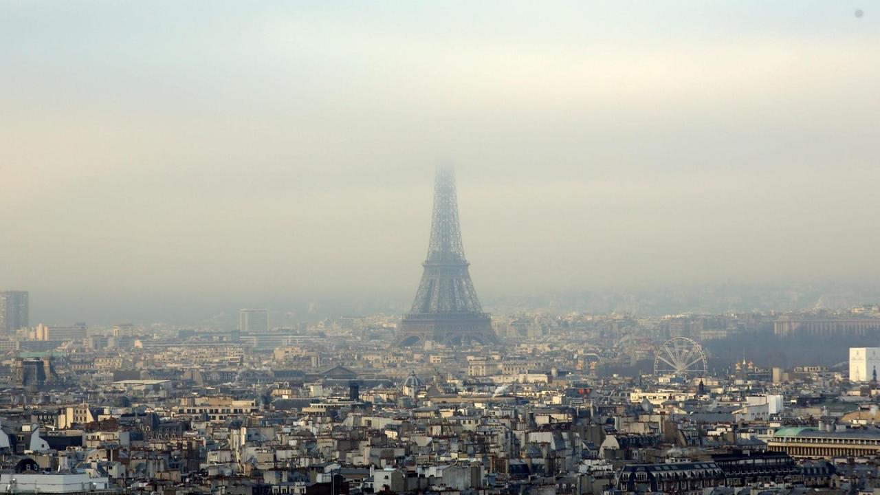 Paris liegt unter einer Smog-Glocke. Paris liegt unter einer Smog-Glocke.