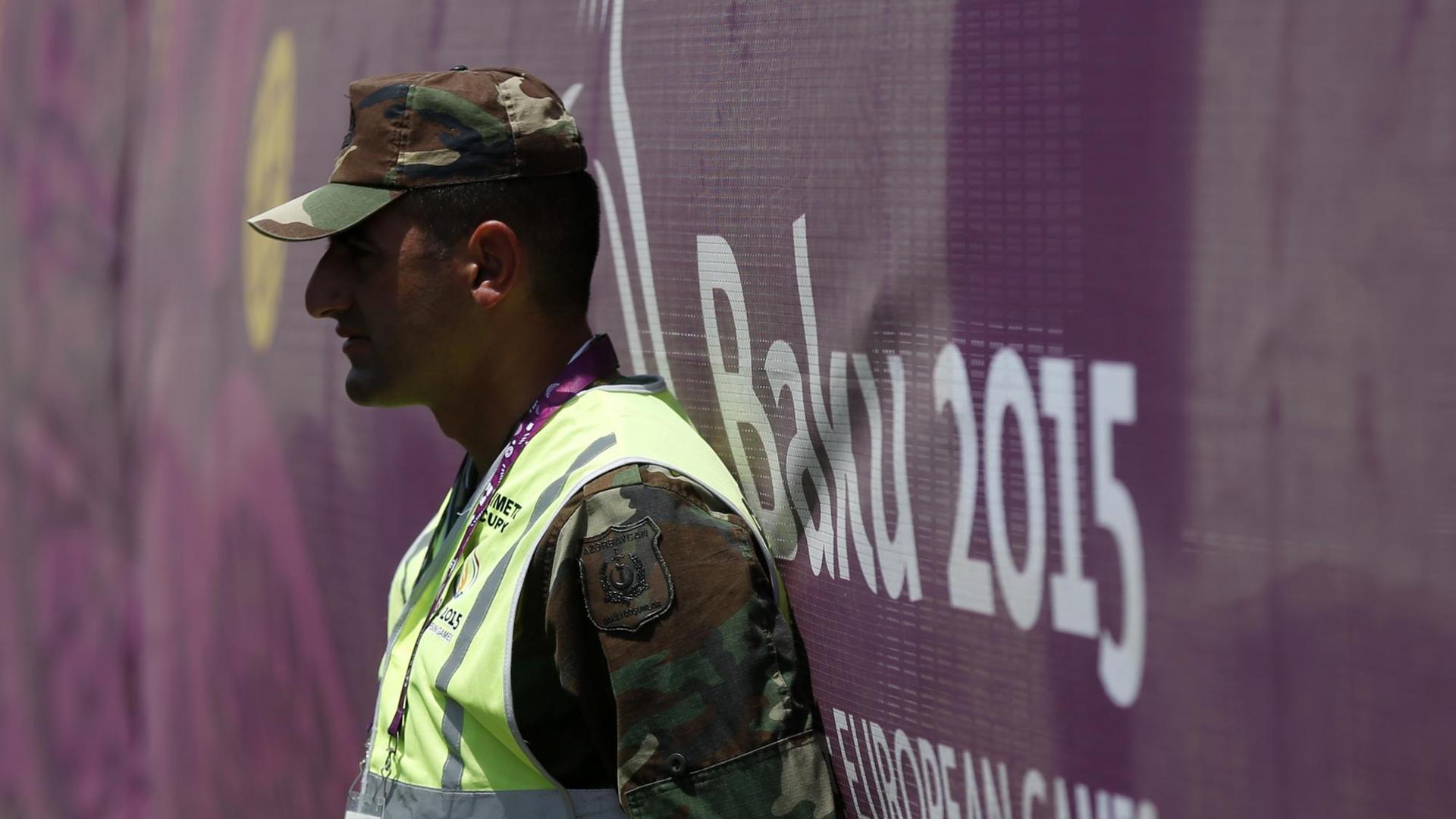 Ein Polizist im Athletendorf der Europaspiele in Baku (10.06.2015). Ein Polizist im Athletendorf der Europaspiele in Baku (10.06.2015).
