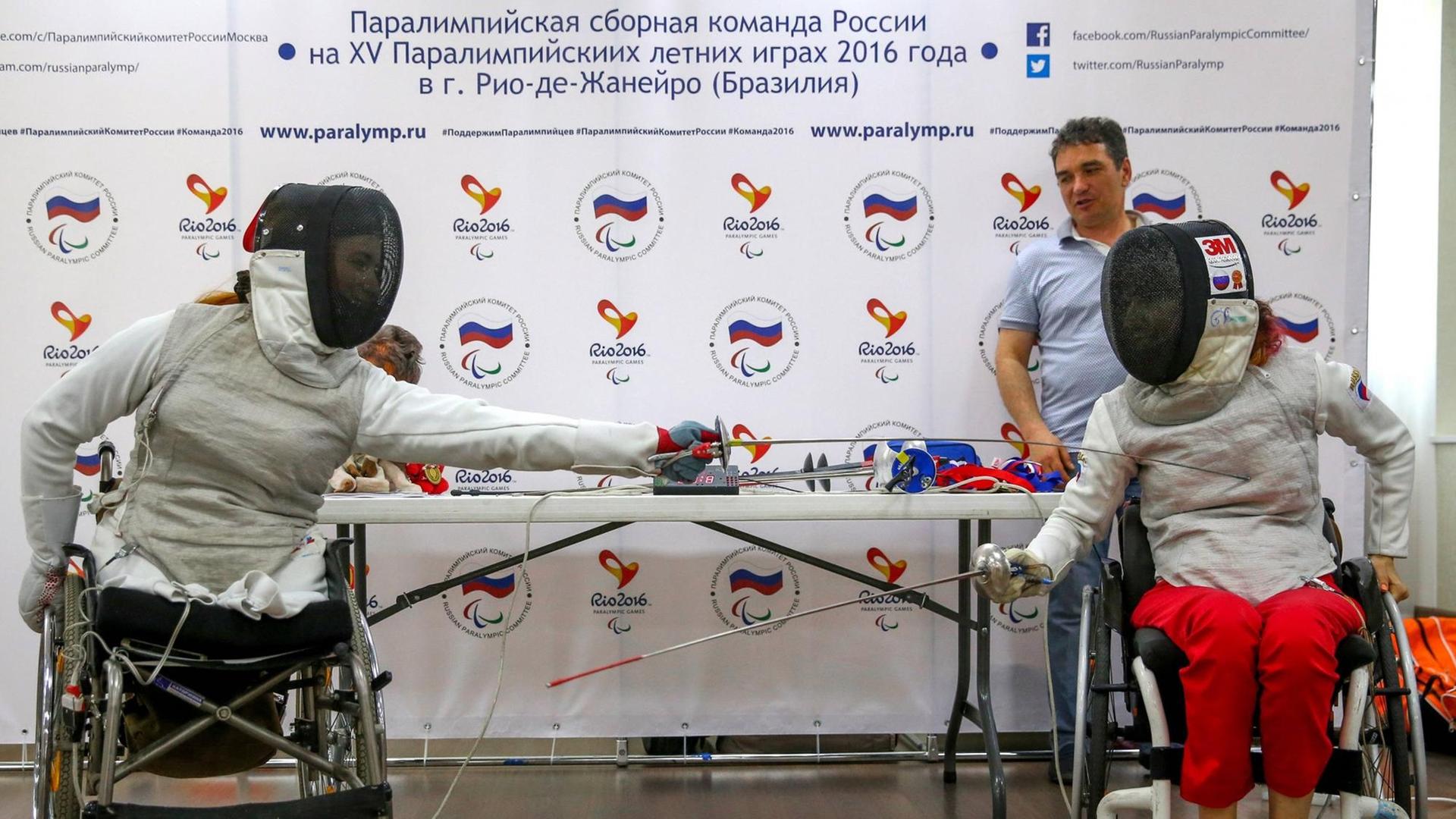 Anna Petukhova (l.) und Kseniya Ovsyannikov, Sportlerinnen der russischen Rollstuhl-Fechtmannschaft, bei einer Pressekonferenz zu den Sommer-Paralympics. Anna Petukhova (l.) und Kseniya Ovsyannikov, Sportlerinnen der russischen Rollstuhl-Fechtmannschaft, bei einer Pressekonferenz zu den Sommer-Paralympics.