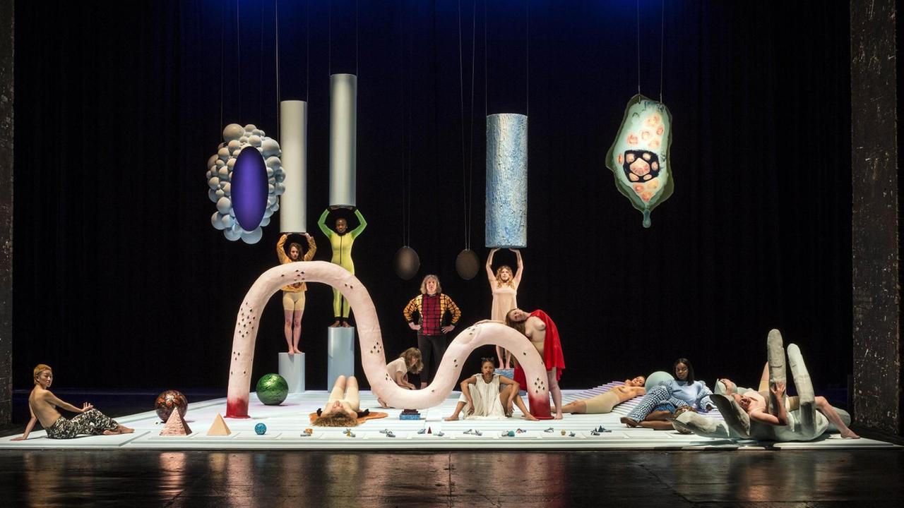 Die Installation ""DC: Semiramis" (hier bei der Biennale Glasgow International, 2018) der britischen Künstlerin Tai Shani. Die Installation ""DC: Semiramis" (hier bei der Biennale Glasgow International, 2018) der britischen Künstlerin Tai Shani.