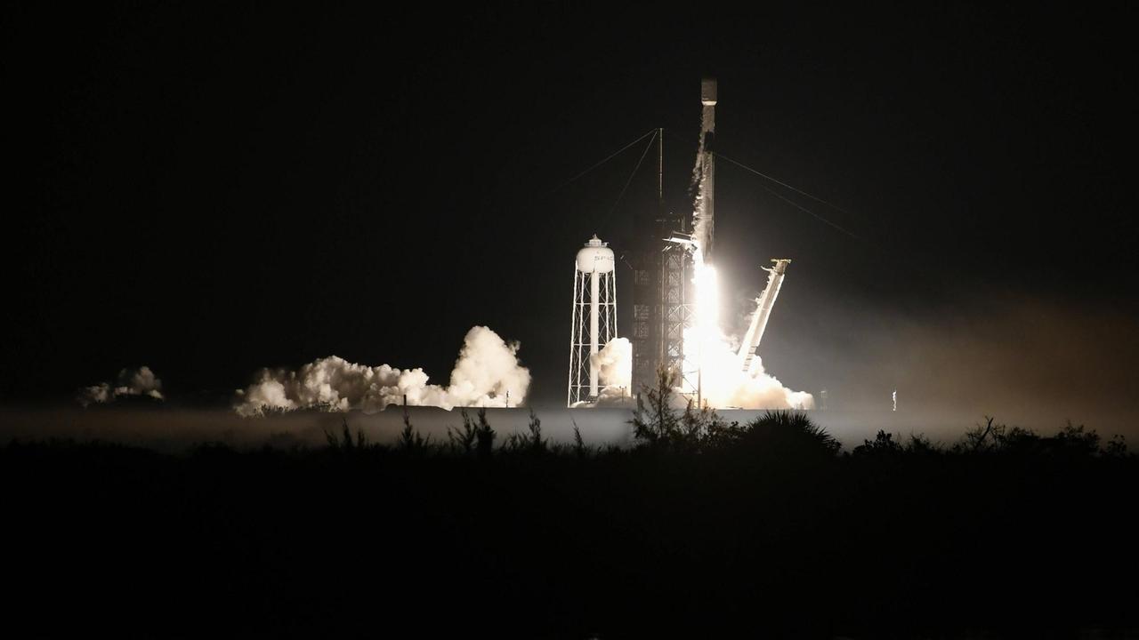 (14.3.2021) Vor dem dunklen Horizont startet eine Falcon-9-Rakete im Kennedy Space Center in Florida. (14.3.2021) Vor dem dunklen Horizont startet eine Falcon-9-Rakete im Kennedy Space Center in Florida.