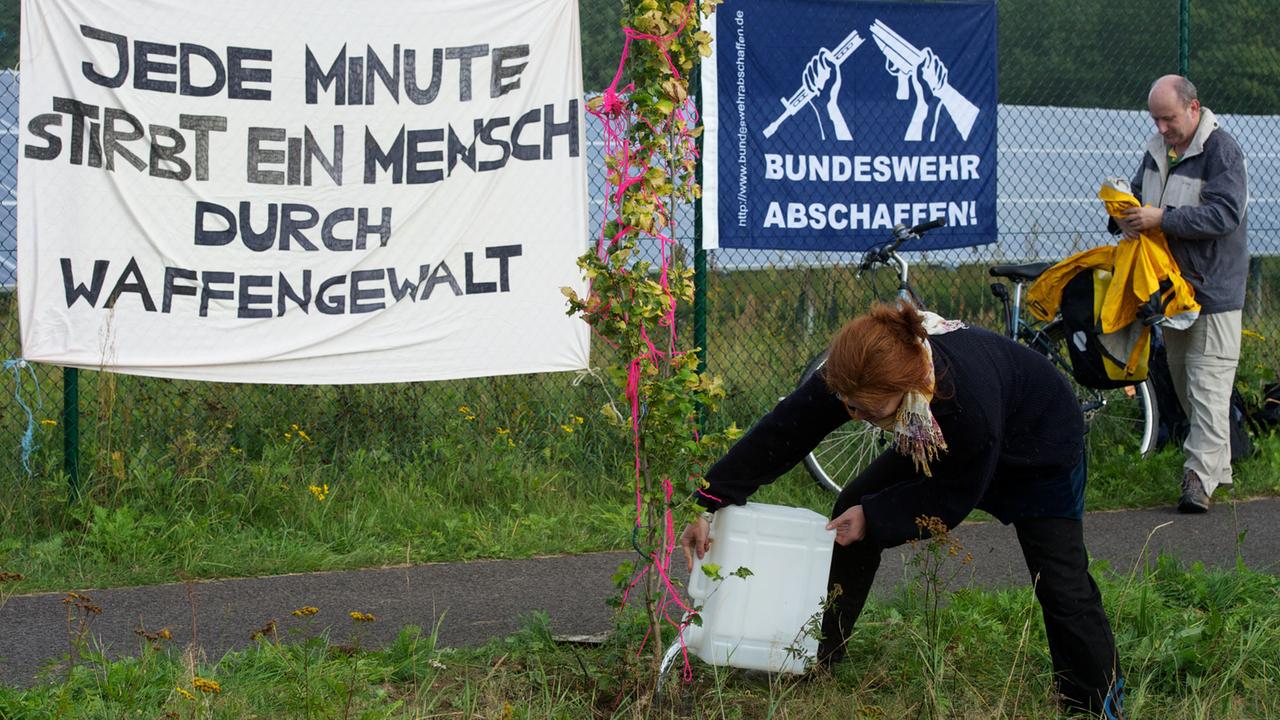 Die Bürgerinitiative Offene Heide protestiert unter anderem mit dem Pflanzen einer Ulme am 15.09.2012 nahe des Truppenübungsplatzes in der Colbitz-Letzlinger Heide gegen dessen Ausbau. Die Bürgerinitiative Offene Heide protestiert unter anderem mit dem Pflanzen einer Ulme am 15.09.2012 nahe des Truppenübungsplatzes in der Colbitz-Letzlinger Heide gegen dessen Ausbau.