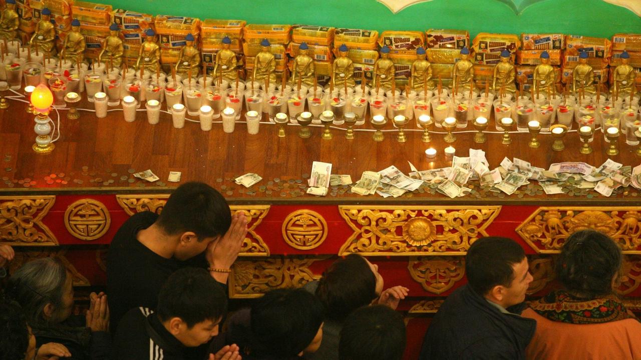 Spenden für den Lama Zonkava beim buddhistischen Neujahrsfest in Kalmückien