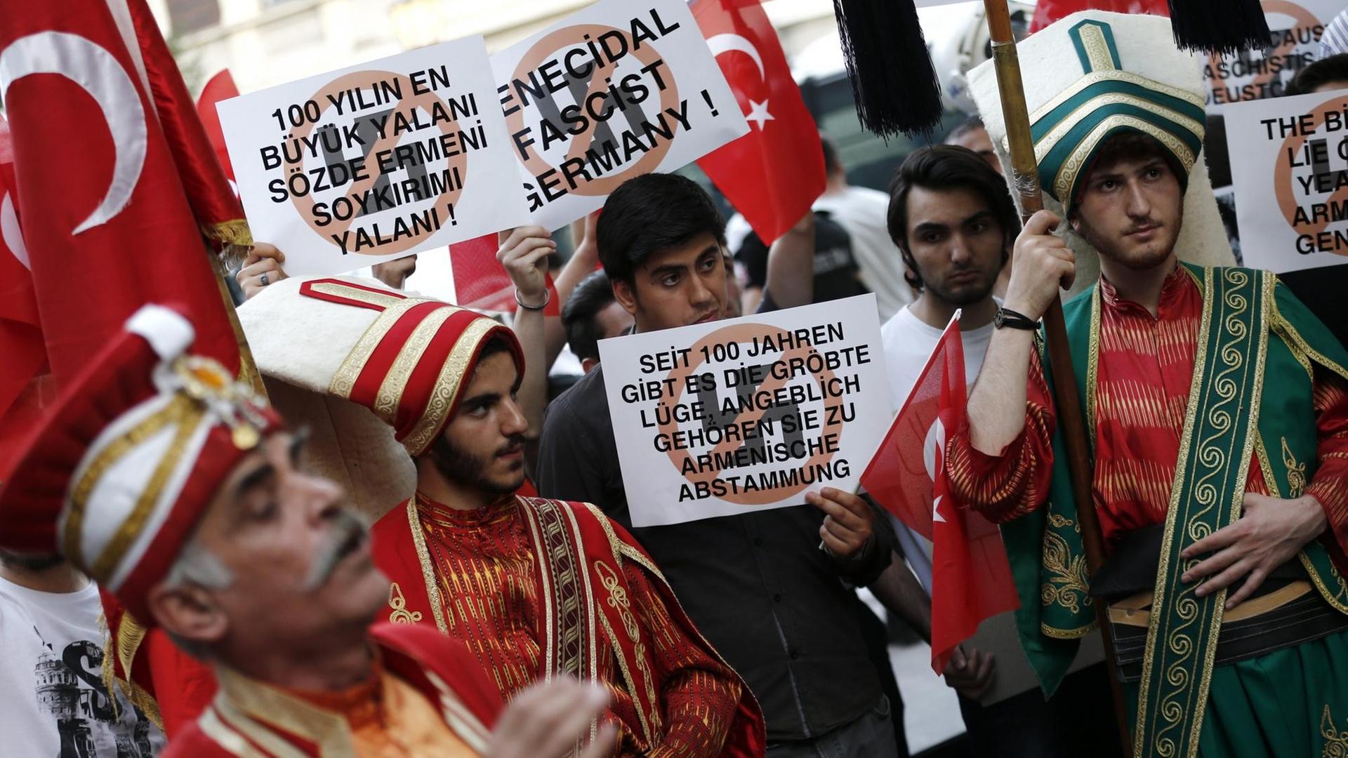 Demonstranten in Istanbul protestieren am 2.6.2016 gegen die Entscheidung des deutschen Bundestages über die Armenier-Resolution. Demonstranten in Istanbul protestieren am 2.6.2016 gegen die Entscheidung des deutschen Bundestages über die Armenier-Resolution.