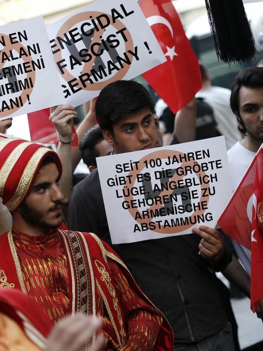 Demonstranten in Istanbul protestieren am 2.6.2016 gegen die Entscheidung des deutschen Bundestages über die Armenier-Resolution.