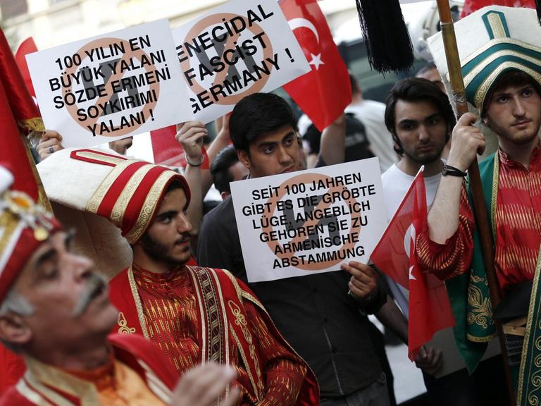 Demonstranten in Istanbul protestieren am 2.6.2016 gegen die Entscheidung des deutschen Bundestages über die Armenier-Resolution.