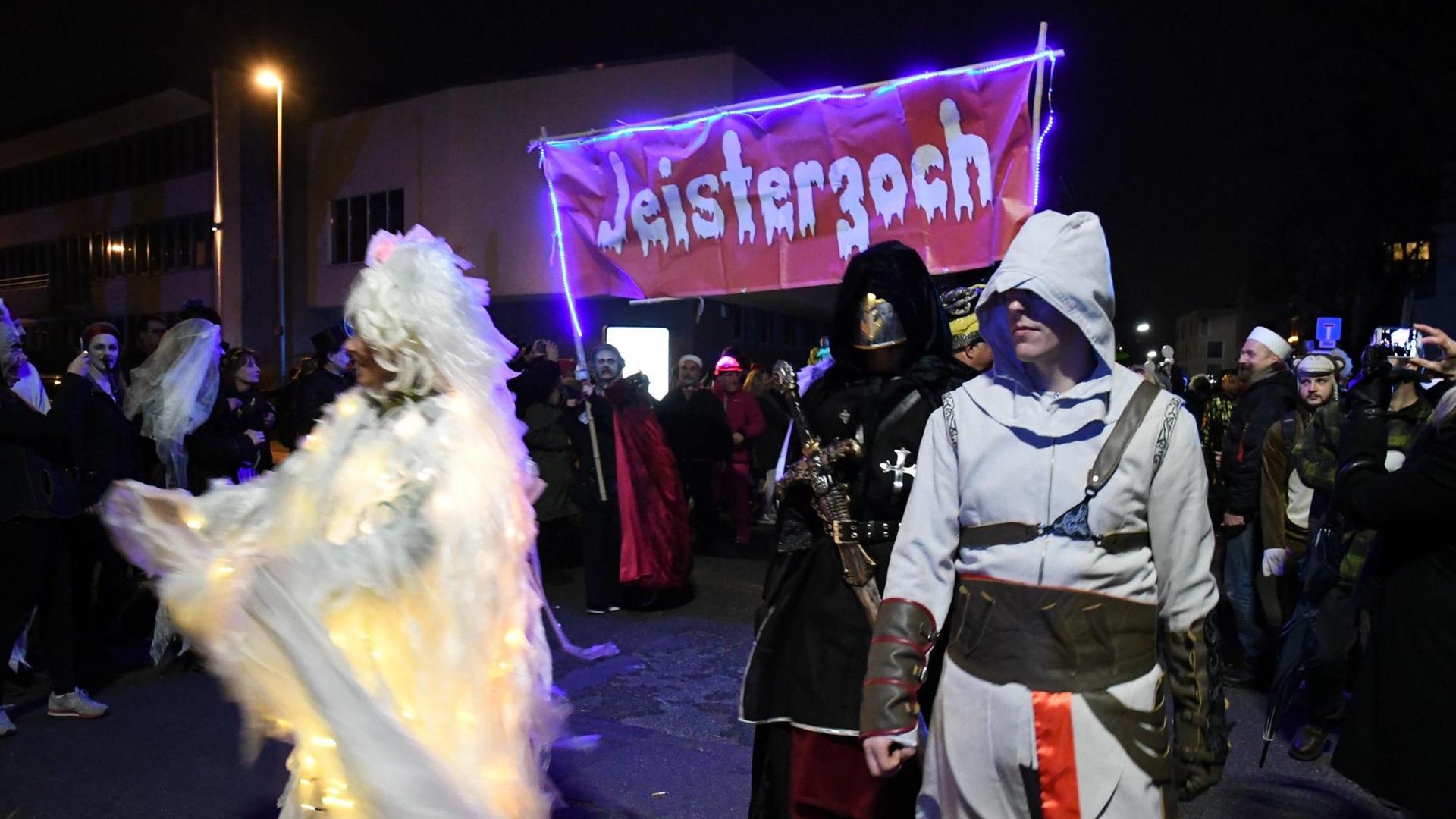 Teilnehmer des Kölner Geisterzugs, "Jeisterzoch", ziehen am 25. 2. 2017 in Köln durch die Straßen Teilnehmer des Kölner Geisterzugs, "Jeisterzoch", ziehen am 25. 2. 2017 in Köln durch die Straßen