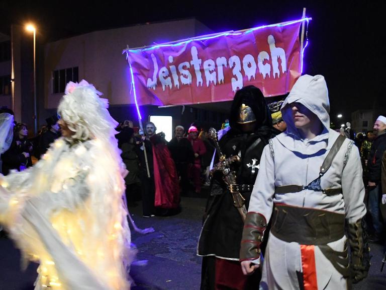 Teilnehmer des Kölner Geisterzugs, "Jeisterzoch", ziehen am 25. 2. 2017 in Köln durch die Straßen