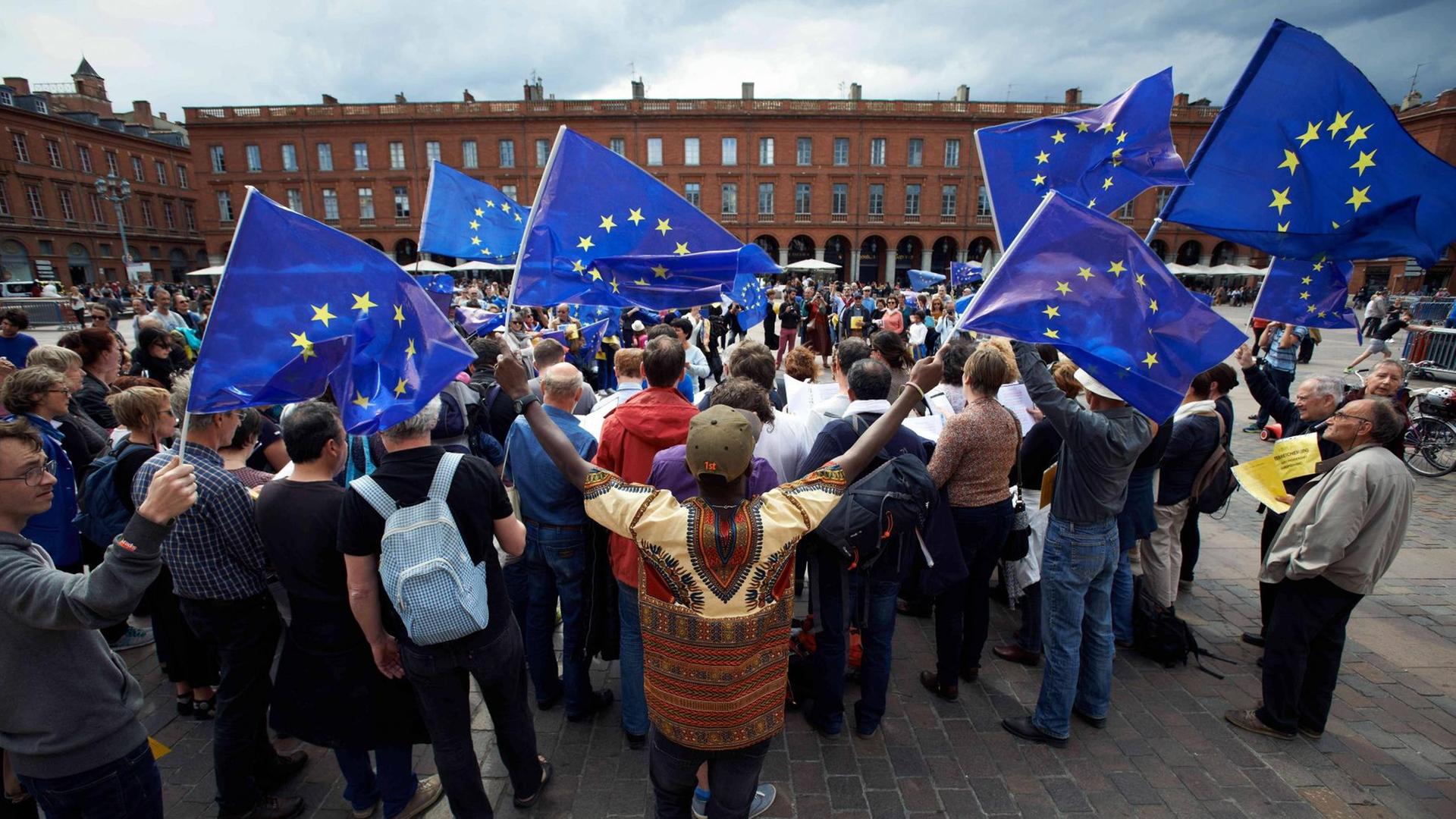 Bei einer Kundgebung im französischen Toulouse schwenken pro-europäische Aktivisten EU-Flaggen. Bei einer Kundgebung im französischen Toulouse schwenken pro-europäische Aktivisten EU-Flaggen.