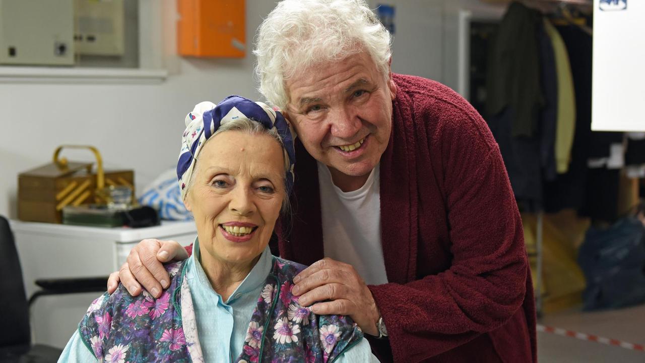 Die Volksschauspieler Peter Millowitsch und Heidi Mahler schauen am 20.03.2017 in Düsseldorf (Nordrhein-Westfalen) bei einem Fotoshooting in der Garderobe der Komödie in die Kamera des Fotografen. Sohn und Tochter der berühmten Volksschauspieler Willy Millowitsch und Heidi Kabel treten gemeinsam in dem Lustspiel "Tratsch im Treppenhaus" auf. "Tratsch im Treppenhaus" vom 22.03. bis 11.05.2017 in der Komödie in Düsseldorf. Foto: Horst Ossinger/dpa Die Volksschauspieler Peter Millowitsch und Heidi Mahler schauen am 20.03.2017 in Düsseldorf (Nordrhein-Westfalen) bei einem Fotoshooting in der Garderobe der Komödie in die Kamera des Fotografen. Sohn und Tochter der berühmten Volksschauspieler Willy Millowitsch und Heidi Kabel treten gemeinsam in dem Lustspiel "Tratsch im Treppenhaus" auf. "Tratsch im Treppenhaus" vom 22.03. bis 11.05.2017 in der Komödie in Düsseldorf. Foto: Horst Ossinger/dpa