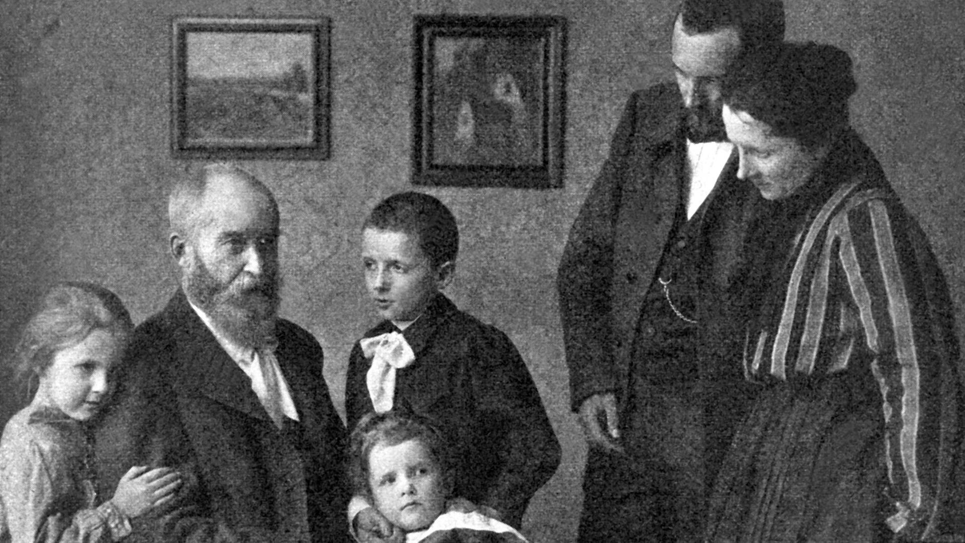 Undatierte Aufnahme des deutschen Dichters, Satirikers und Zeichners Wilhelm Busch mit der Familie des Pastors. Busch wurde am 15. April 1832 in Widensahl bei Hannover geboren und starb am 9. Januar 1908 in Mechtshausen. Undatierte Aufnahme des deutschen Dichters, Satirikers und Zeichners Wilhelm Busch mit der Familie des Pastors. Busch wurde am 15. April 1832 in Widensahl bei Hannover geboren und starb am 9. Januar 1908 in Mechtshausen.