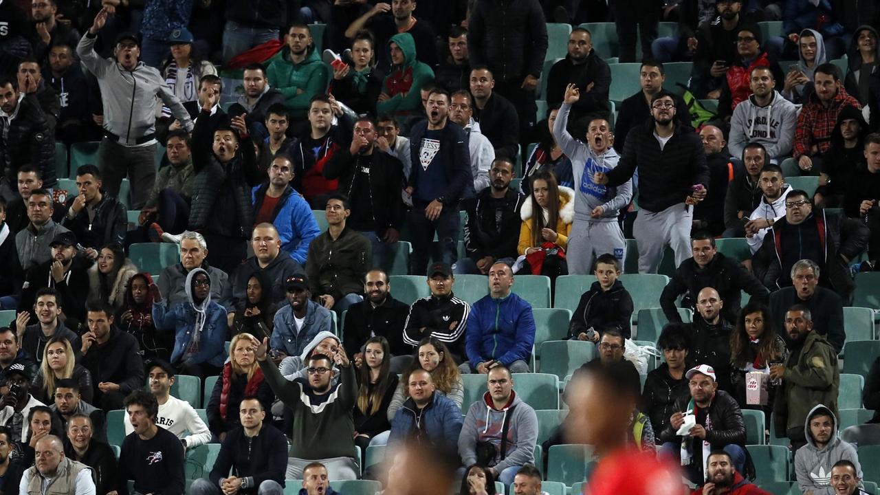 Bulgarische Fußballfans rufen rassistische Sprüche während des Qualifikationsspiels gegen England in Sofia. Bulgarische Fußballfans rufen rassistische Sprüche während des Qualifikationsspiels gegen England in Sofia.