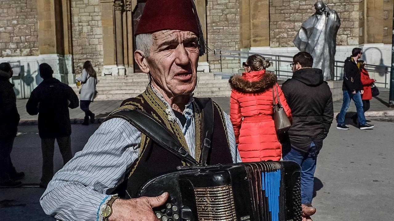 Straßenmusiker mit Akkordeon im Zentrum Sarejovos Straßenmusiker mit Akkordeon im Zentrum Sarejovos