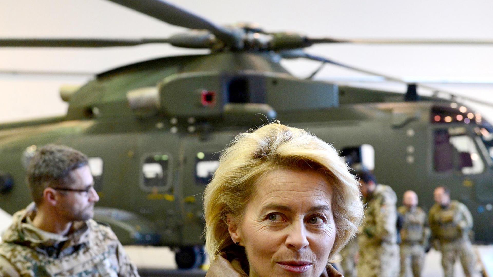 Bundesverteidigungsministerin Ursula von der Leyen begrüßt deutsche Helikopter-Piloten im Camp Marmal, Mazar-i-Scharif. Bundesverteidigungsministerin Ursula von der Leyen begrüßt deutsche Helikopter-Piloten im Camp Marmal, Mazar-i-Scharif.