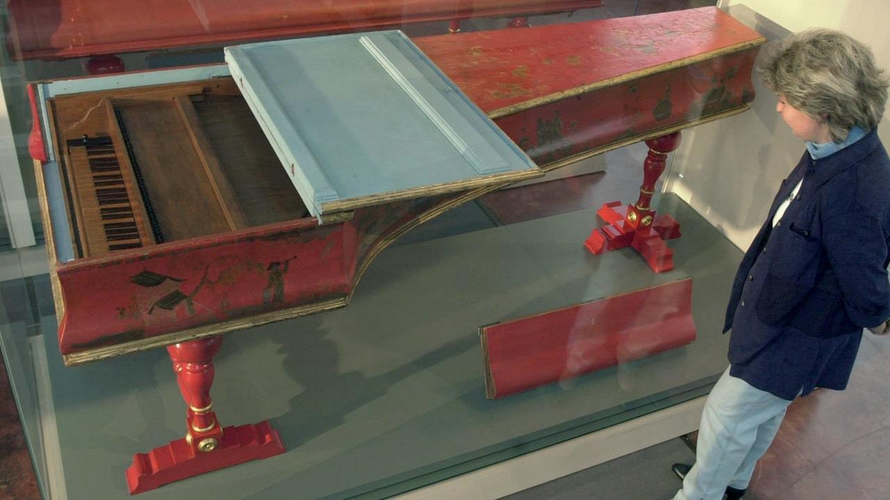 Den ältesten original erhaltenen Hammerflügel der Welt aus dem Jahre 1726 betrachtet am 21.03.2000 eine Besucherin in der Sonderausstellung zum 300. Geburtstag des Klaviers im Musikinstrumentenmuseum der Universität Leipzig