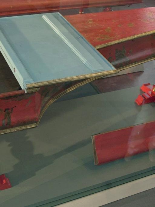 Den ältesten original erhaltenen Hammerflügel der Welt aus dem Jahre 1726 betrachtet am 21.03.2000 eine Besucherin in der Sonderausstellung zum 300. Geburtstag des Klaviers im Musikinstrumentenmuseum der Universität Leipzig