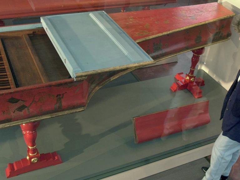 Den ältesten original erhaltenen Hammerflügel der Welt aus dem Jahre 1726 betrachtet am 21.03.2000 eine Besucherin in der Sonderausstellung zum 300. Geburtstag des Klaviers im Musikinstrumentenmuseum der Universität Leipzig