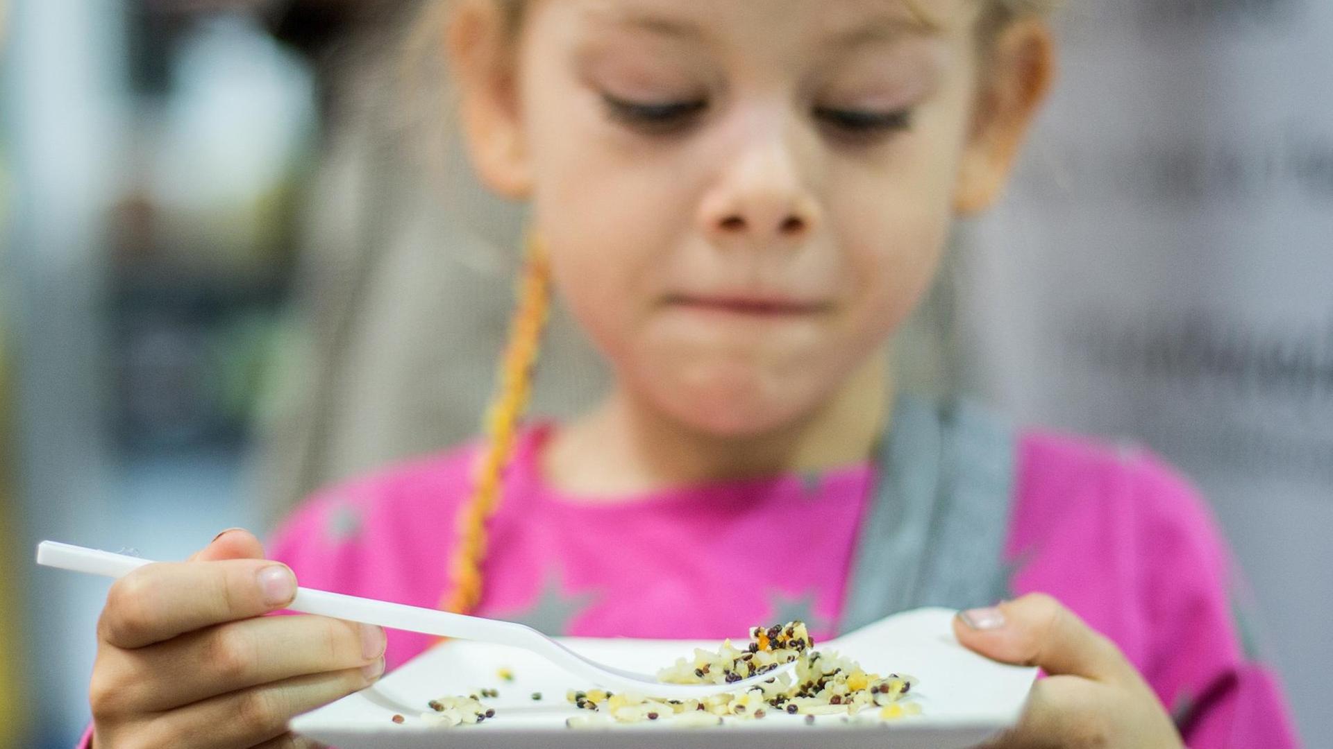 Ria probiert in Köln auf einem Stand bei der internationalen Ernährungsmesse "Anuga" das Inka-Korn Quinoa. Ria probiert in Köln auf einem Stand bei der internationalen Ernährungsmesse "Anuga" das Inka-Korn Quinoa.