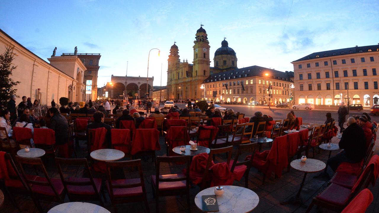 Beliebter Terrasse am Hofgarten: Die Gäste des Cafe Tambosi blicken auf den Odeonsplatz, die Feldherrnhalle und die Theatinerkirche.